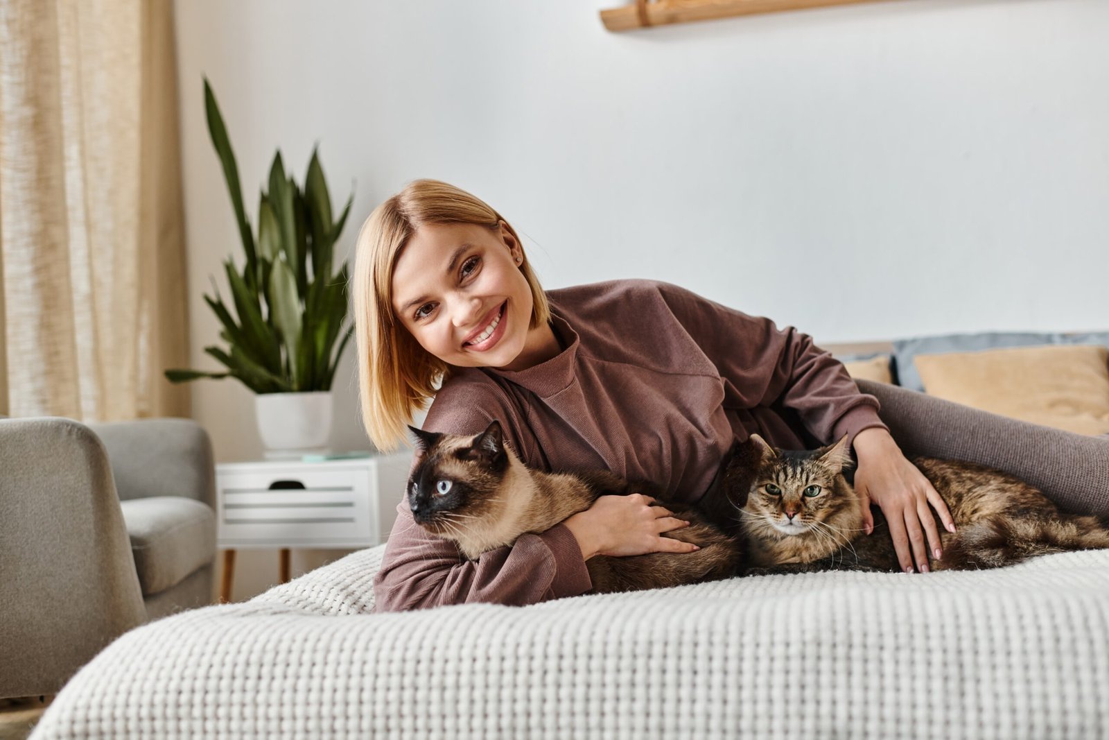 Alex and her cats Mona and Bon